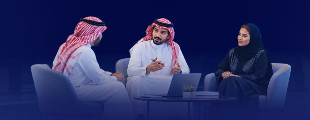 جلسة نقاش تنفيذية بين ثلاثة مشاركين