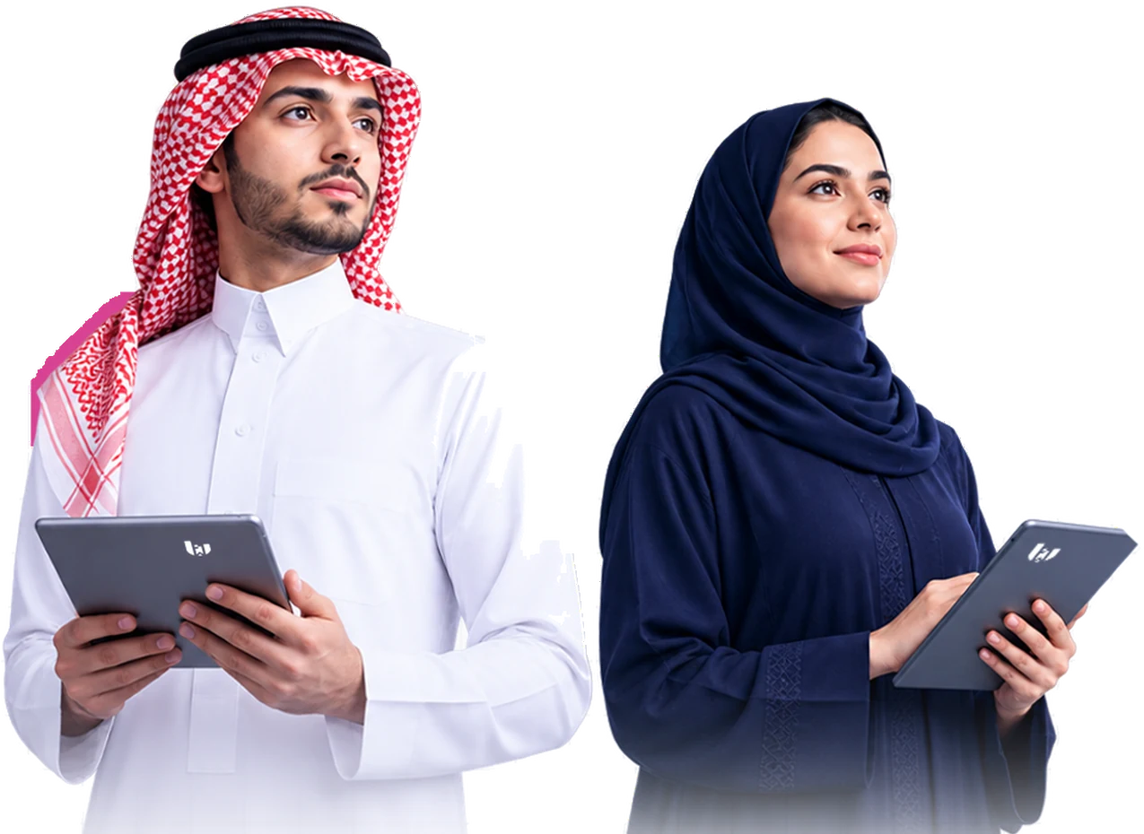 متدرّب ومتدرّبة من أكاديمية بيان يحملان أجهزة لوحية